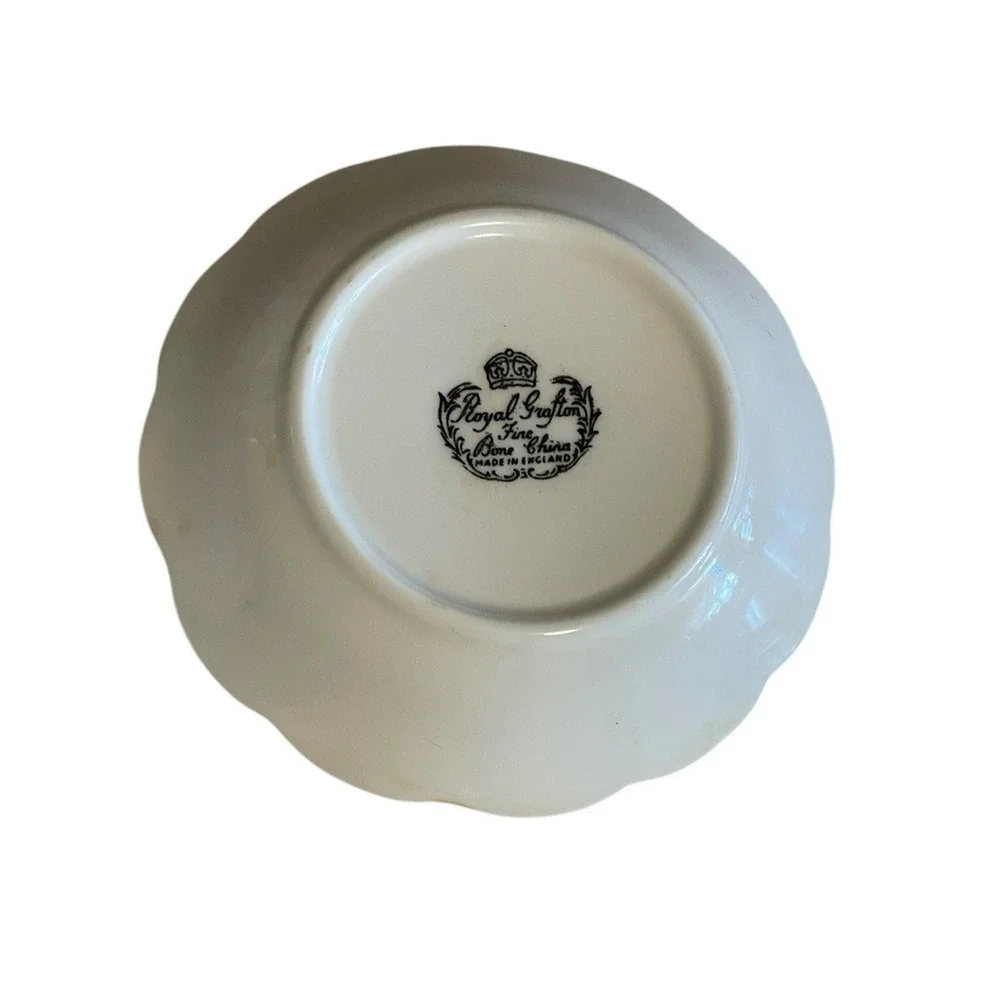 Vintage Royal Grafton Bone China. England . 